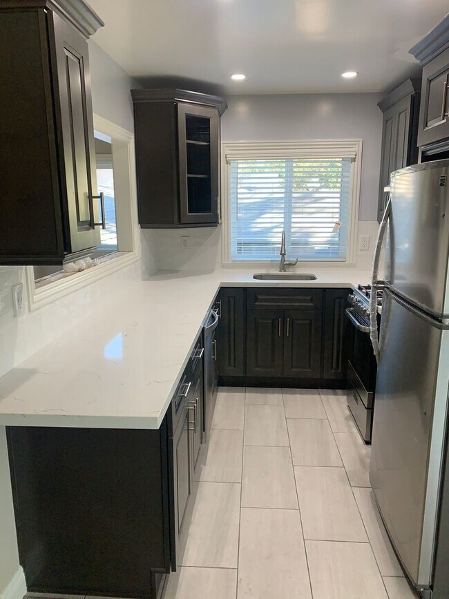 Foto del edificio - Fully Updated Spacious Studio Above Garages in Pasadena!
