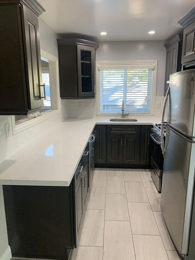 Building Photo - Fully Updated Spacious Studio Above Garages in Pasadena!