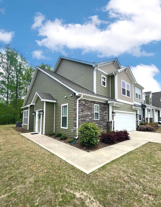 Building Photo - Beautiful Townhome on the Eastside of Gree...