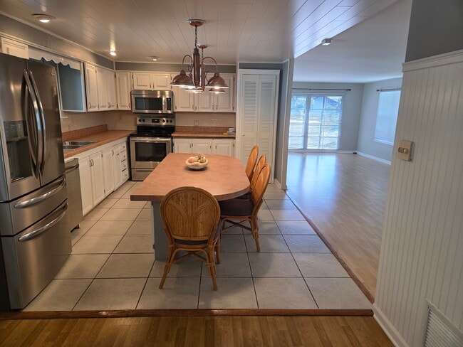 Building Photo - 922 S Silver Cir