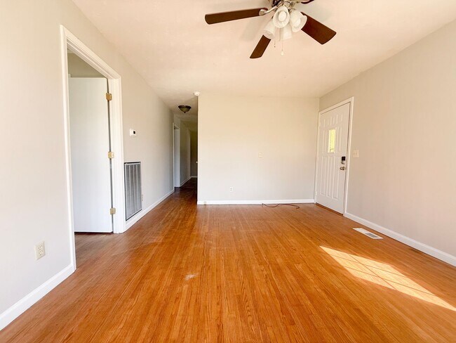 Foto del edificio - Spacious 3-Bedroom Home with Screened-In Porch and Ample Parking in Cookeville