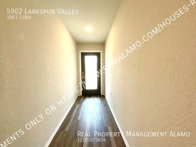 Foto del edificio - 5902 Larkspur Valley