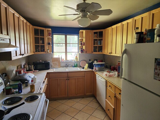 Building Photo - 4 bedroom 2 bath near the University of Fl...