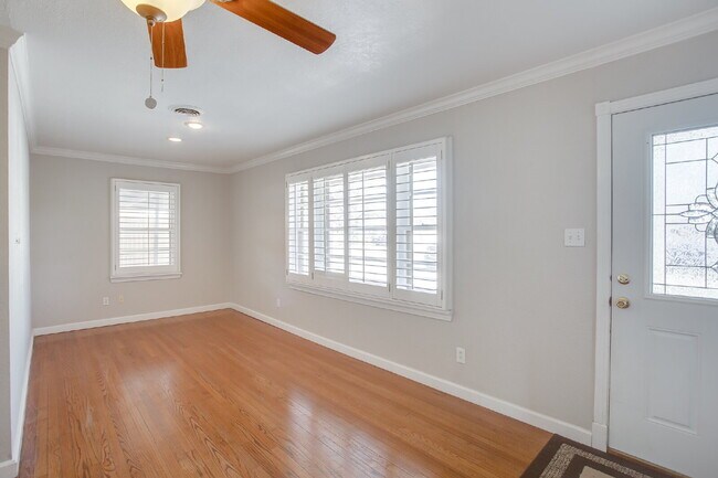 Building Photo - Pre-Leasing for Summer/Fall 2025 - Close t...