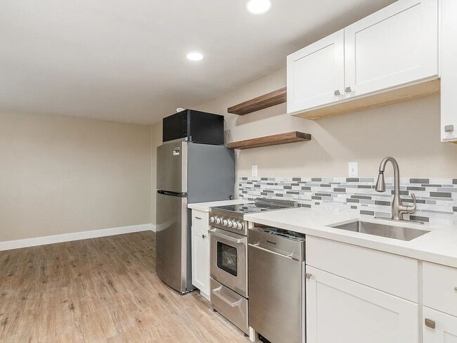 Building Photo - Charming 1-Bedroom ADU: Modern Living in L...