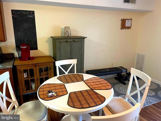 Building Photo - 14402 Jarvis Ave