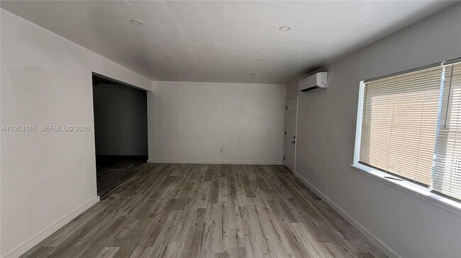 Foto del edificio - 7600 Dickens Ave