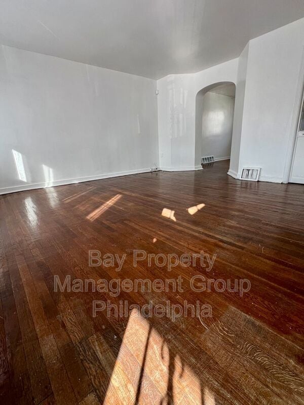 Building Photo - 1121 E Cheltenham Ave