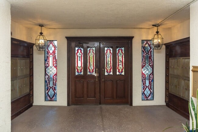 Building Photo - Rare Hillcrest Opportunity — 2BR Condo with Parking!