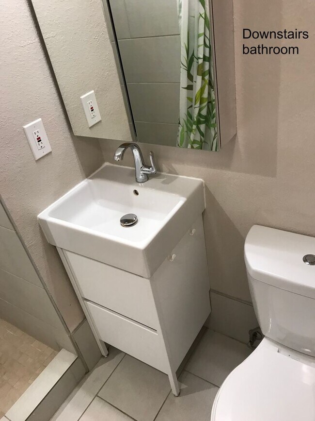 Foto del edificio - Spacious 3BR + Bonus Room / Office – Garag...