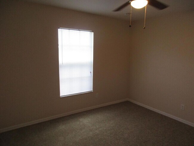 Building Photo - NW area Single Family Home
