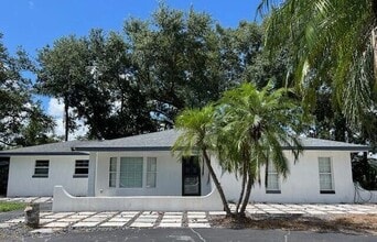 Building Photo - 9148 Oakwood Dr