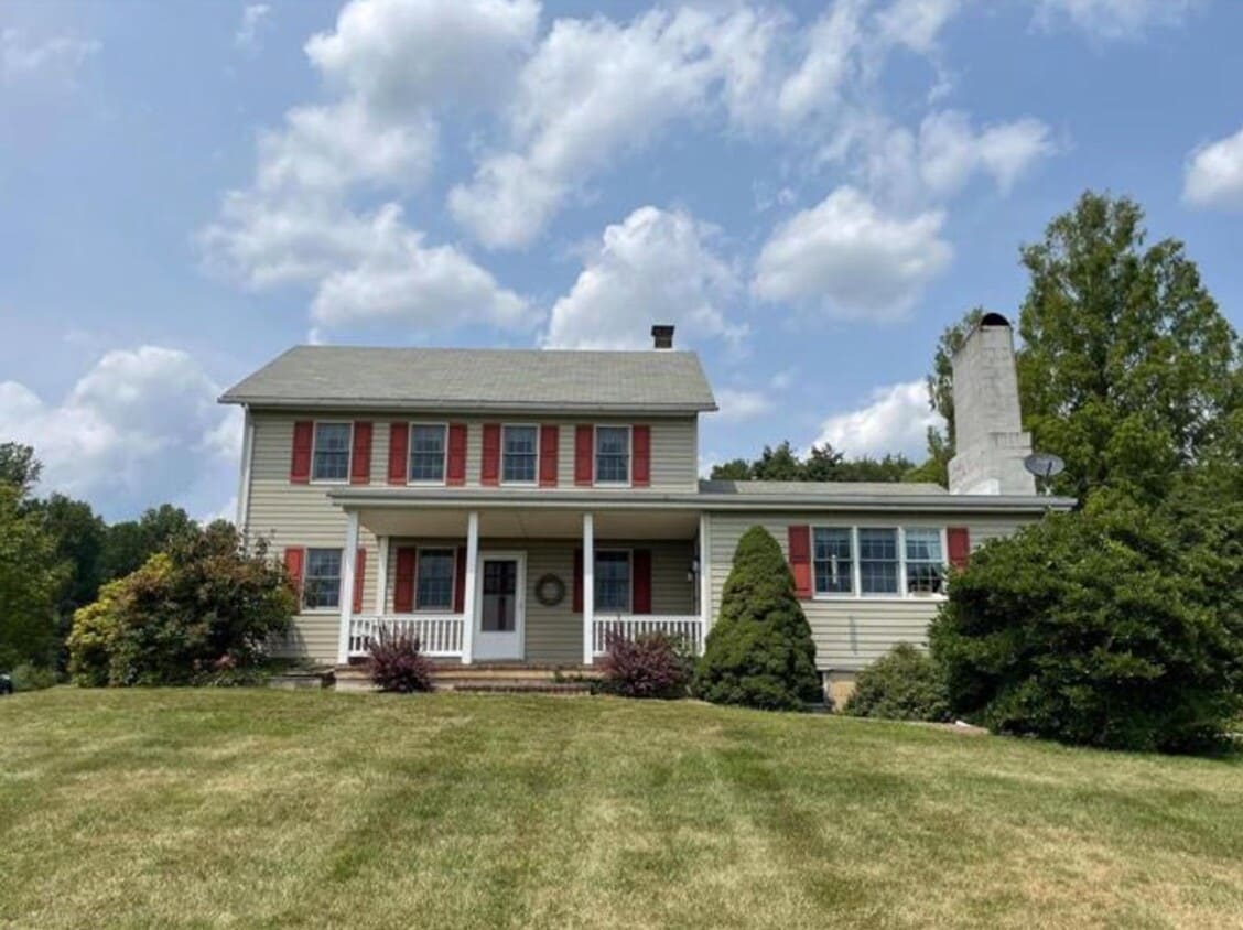 Primary Photo - Farmhouse : 4 bed, 2 bath