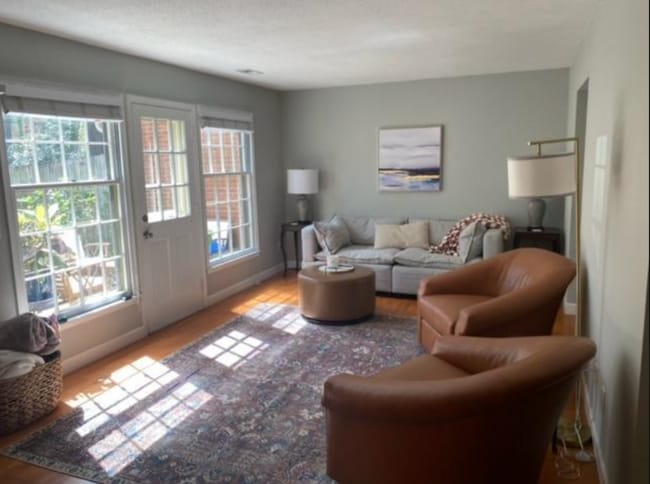 Living area, lots of natural light - 3144 Morningside Dr