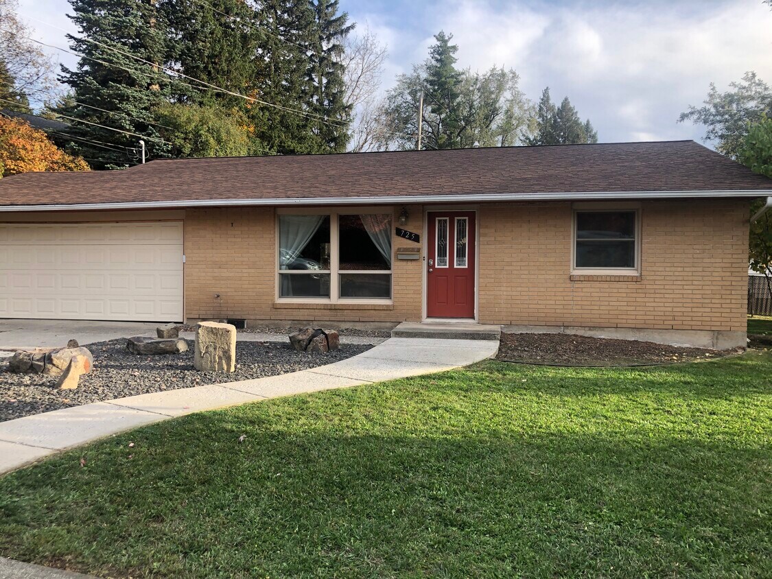 Primary Photo - 725 NW Polaris St