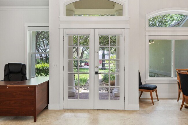 Foto del edificio - Beautiful 3/3 Pool Home in Gated Community W/ Lake Access