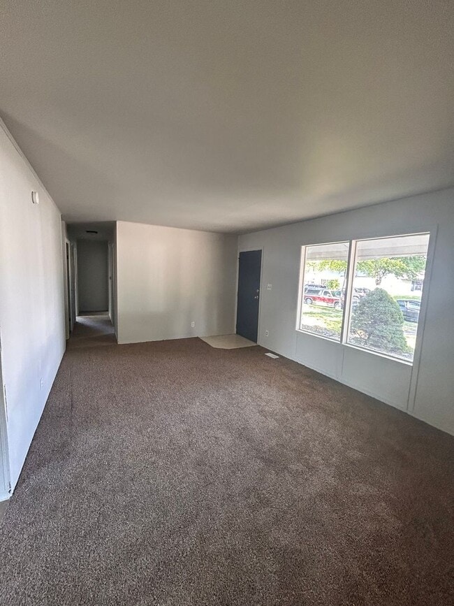 Building Photo - 6220 Chatham Dr
