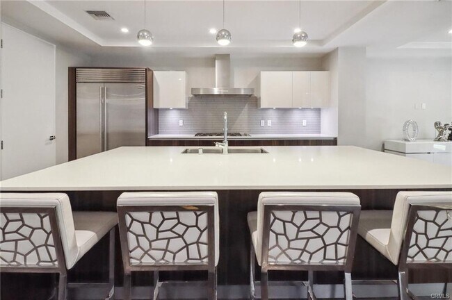 Foto del edificio - 460 N Palm Dr