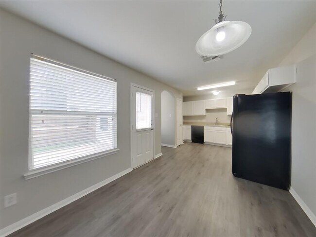 Foto del edificio - 6323 Mountain Pines Ln