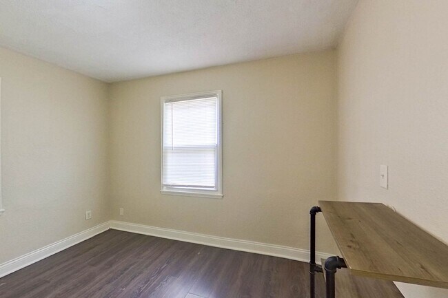 Building Photo - 3/1 Single Family Home in Linden!