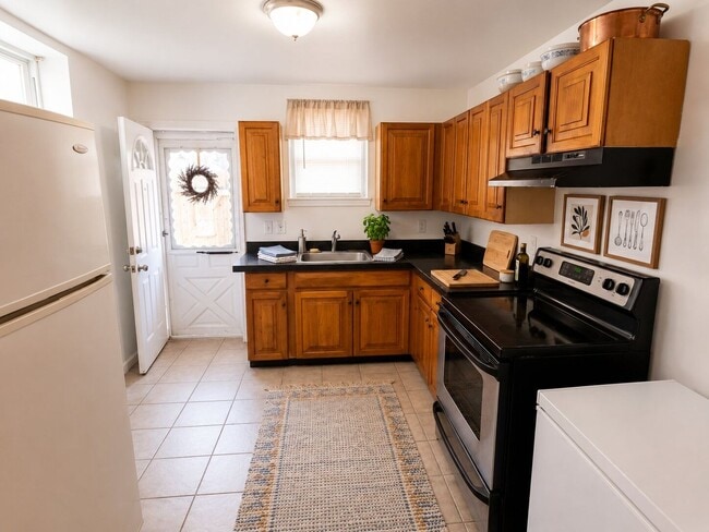 Foto del edificio - South Philly Gem in Grays Ferry – Updated Rowhome with Basement
