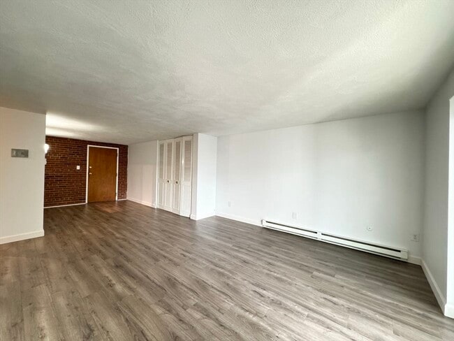 Building Photo - 36 Greentree Ln