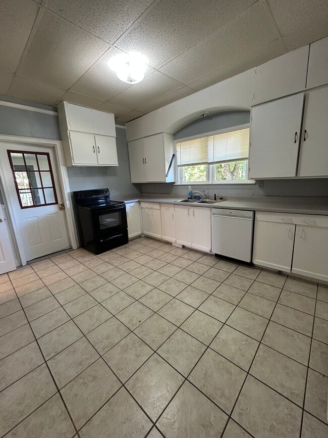 Building Photo - 500 W Walnut St