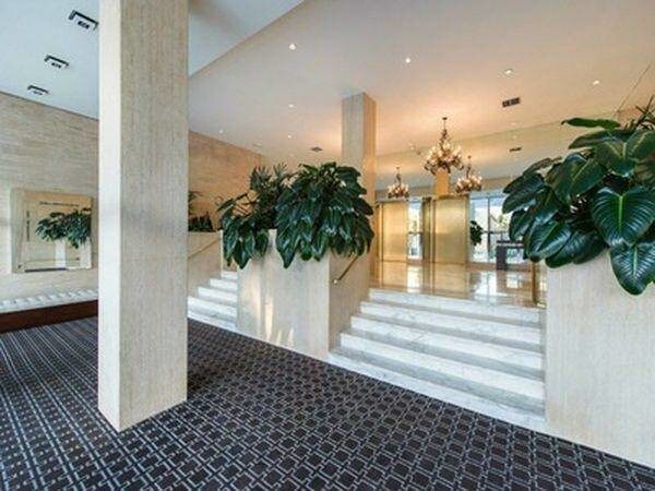 Building Photo - 999 N Doheny Dr