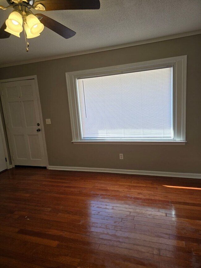 Foto del edificio - Sherwood Drive - 3 bedroom 2 bath located ...