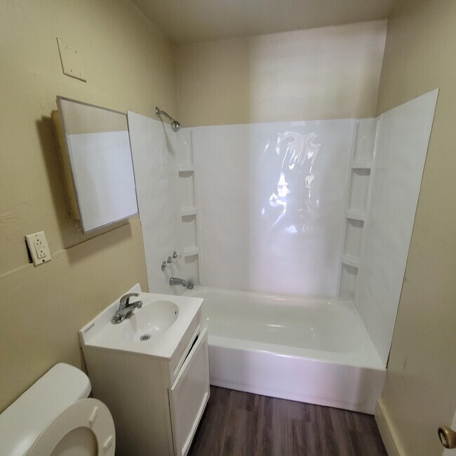 Building Photo - Near Southeast 2BR House w/Garage!