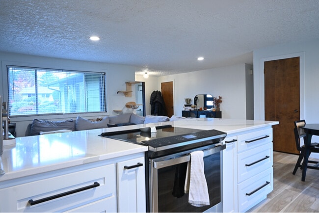 Foto del edificio - 3107 NW Lakeridge Dr