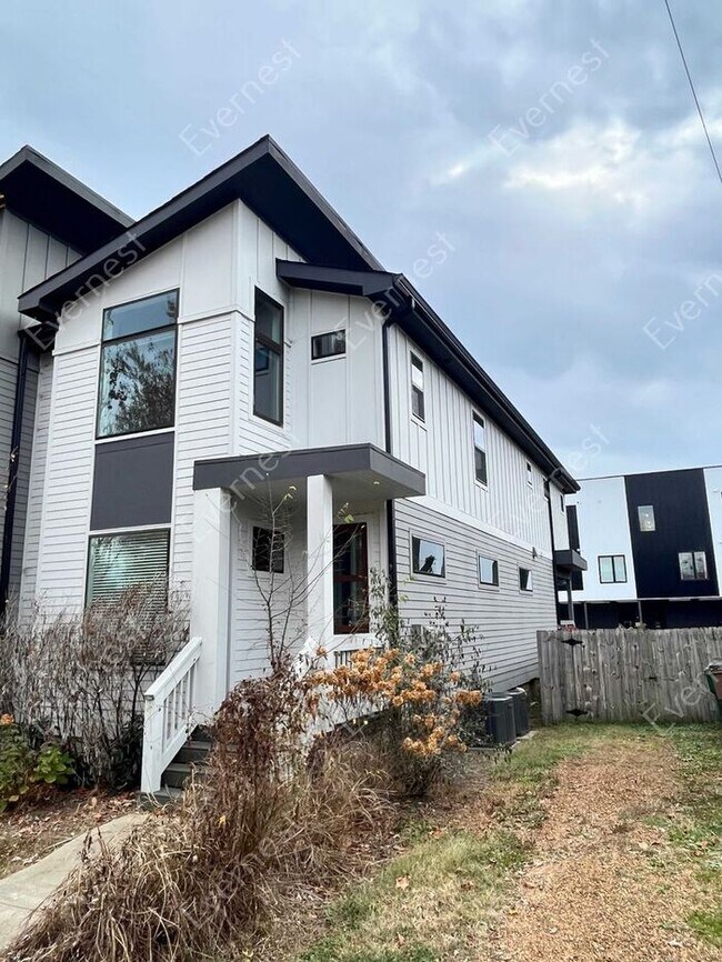 Foto del edificio - 4-Bedroom Home with Modern Comforts in a P...