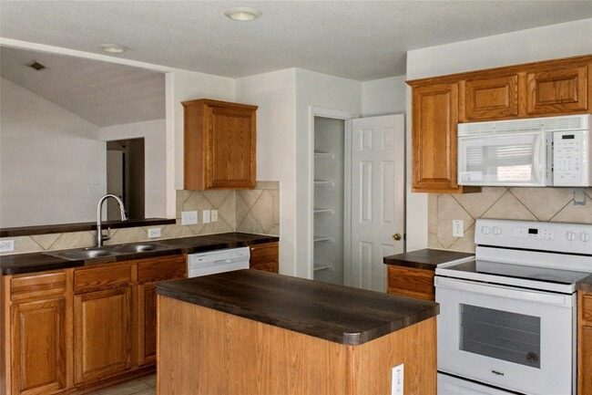 Foto del edificio - 3314 Falcon Trail Dr