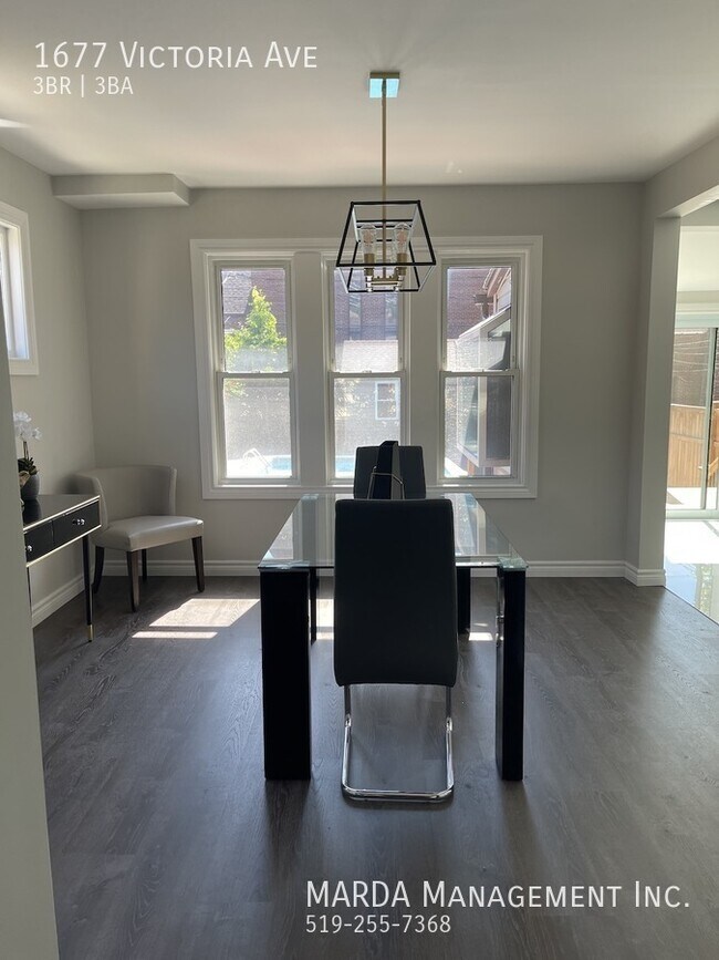 Photo du bâtiment - BEAUTIFUL 3 BED/ 2.5 BATH w/ POOL ON VICTORIA!