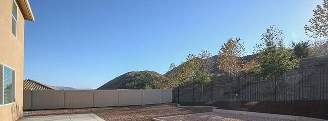 Foto del edificio - A Stunning 5 Bed / 3 Bath Smart Home In Ea...