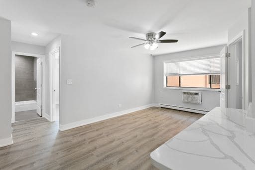 Building Photo - 6201 N Kenmore Ave