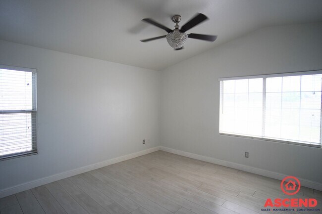 Foto del edificio - Charming 3 Bed 2.5 Bath Home Located Off of White Lane and Gosford!