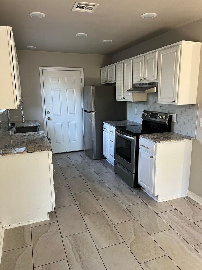Building Photo - Great location!  3 Bedroom in Rogers!