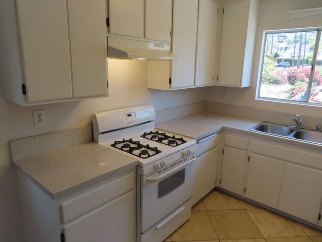 Foto del edificio - Renovated 2 Bed, 2 Bath Apartment in the h...
