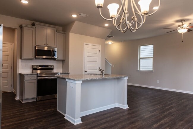 Building Photo - 4 Bed 2.5 Bath home in Gainesville! Retrea...
