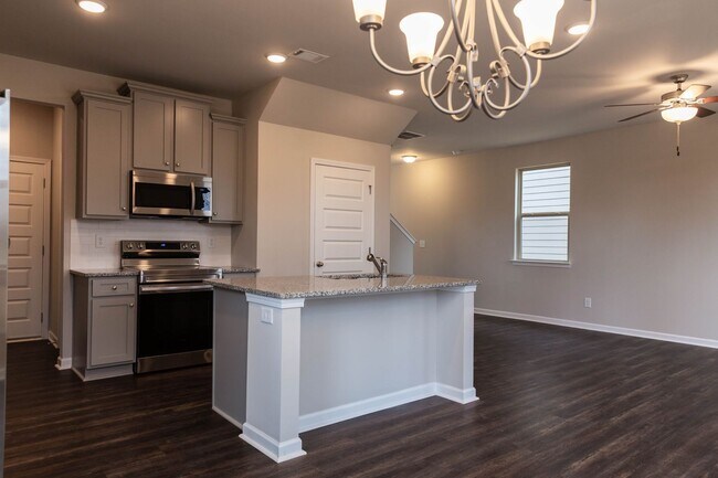 Foto del edificio - 4 Bed 2.5 Bath home in Gainesville! Retrea...