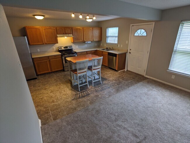 Foto del edificio - Spacious 3 bed 3 bath home in Indy!
