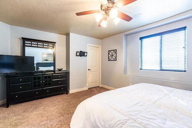 Foto del edificio - Spacious 3-Bed Townhouse Retreat in Southgate Townhomes