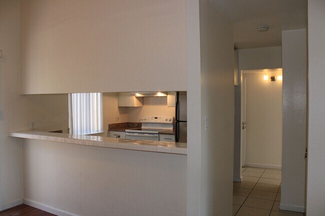Building Photo - Bright 2 Bedroom, 2 Bathroom Condo, W/ Gar...