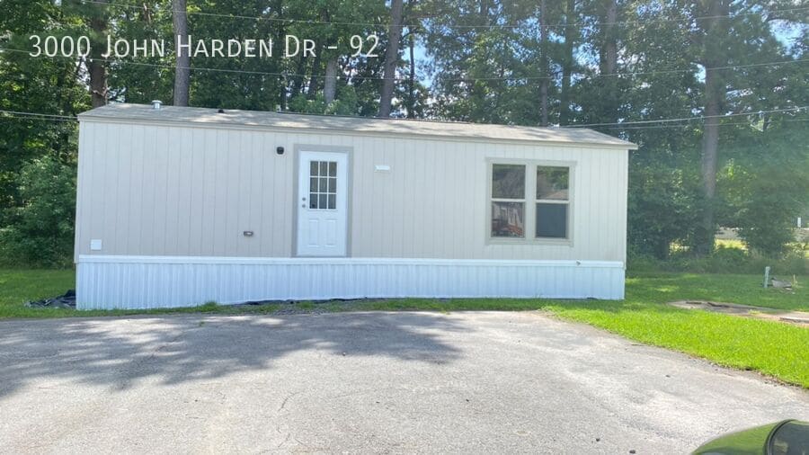 Foto principal - 3000 John Harden Dr