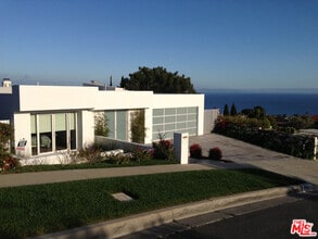 Building Photo - 3440 Shoreheights Dr