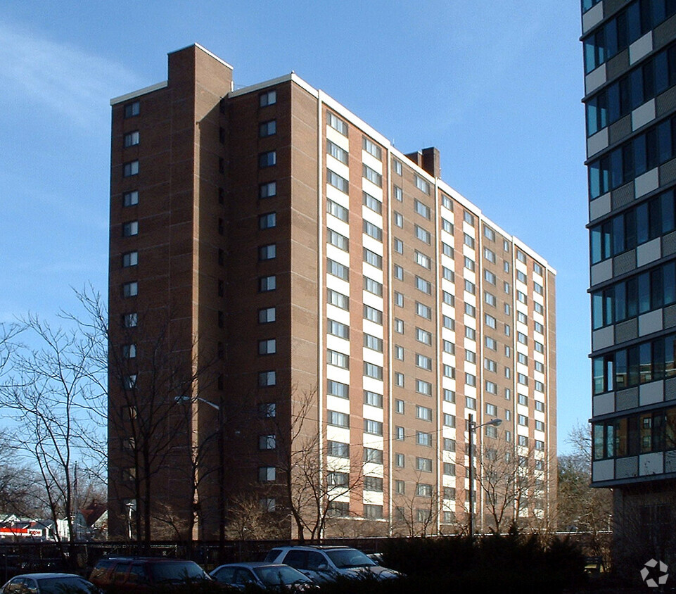 Vista desde el oeste - THE BROOKSIDE APARTMENTS