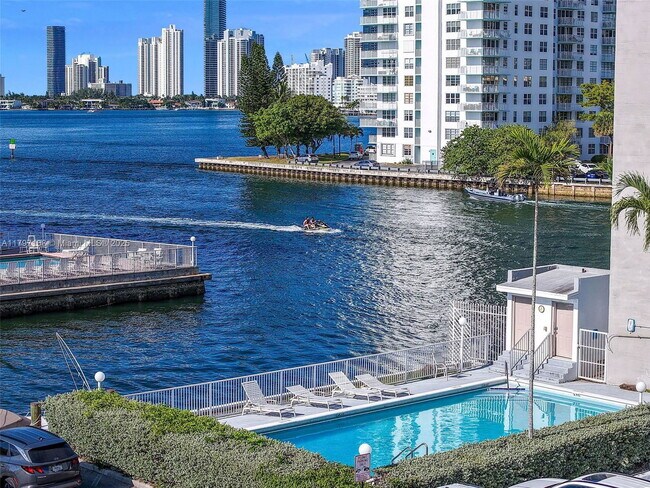 Foto del edificio - 4000 NE 169th St