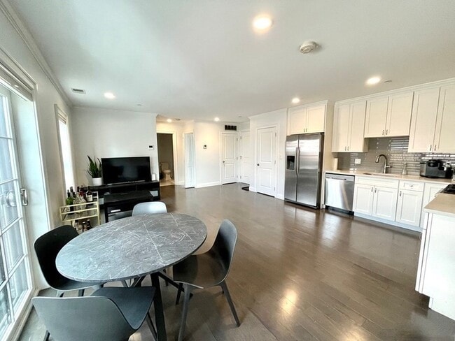 Photo - 728 E Broadway Apartment