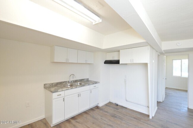 Foto del edificio - 7040 Grand Ave